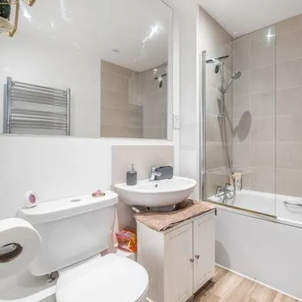 Image 7 - 16 Prince Charles Way, London, SM6 7BS, United Kingdom - Apartment for sale