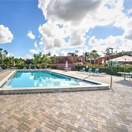 Image 2 - 4796 Siesta Circle, Fort Myers, FL 33901, USA - Townhouse for sale
