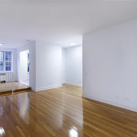 Image 2 - 836 9th Avenue, New York, NY 10019, USA - House for rent