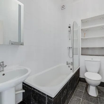 Rent this 3 bed apartment on Fordwych Road in London, NW2 3NL