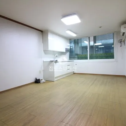 Rent this 1 bed apartment on 서울특별시 강남구 역삼동 687-5