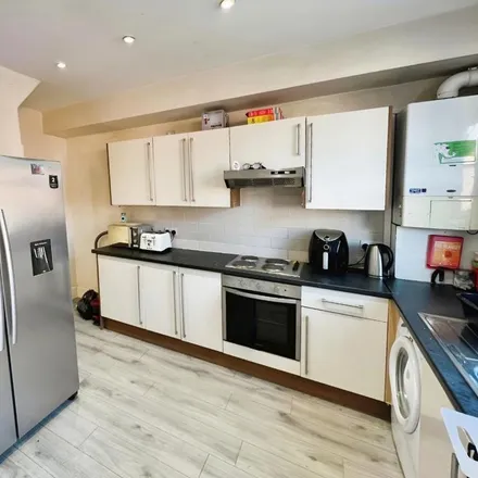 Rent this 6 bed townhouse on Trelawn Terrace in Leeds, LS6 3JQ