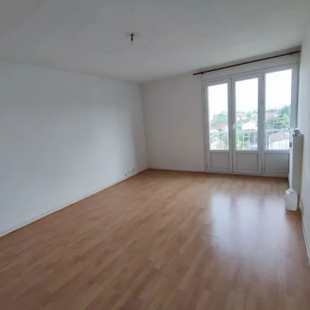 Rent this 4 bed apartment on 9 Impasse du Hibou in 26500 Bourg-lès-Valence, France