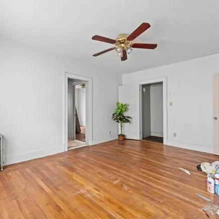 Image 6 - 14-04 30th Avenue, New York, NY 11102, USA - House for sale