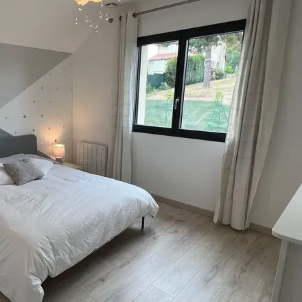 Rent this 4 bed house on 78940 La Queue-les-Yvelines