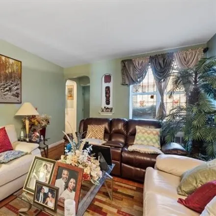 Image 7 - 1146 East 84th Street, New York, NY 11236, USA - House for sale