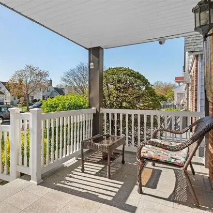 Image 3 - 85-27 253rd Street, New York, NY 11426, USA - House for sale