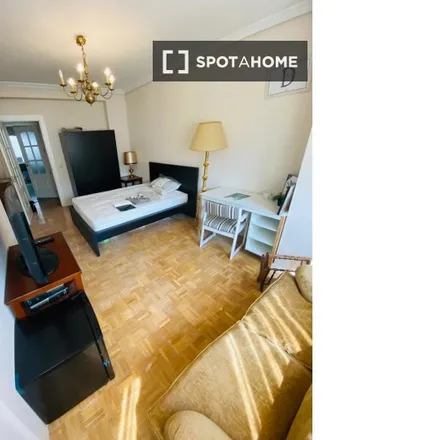 Rent this 4 bed room on Mediterráneo-Conde de Casal in Avenida del Mediterráneo, 28007 Madrid