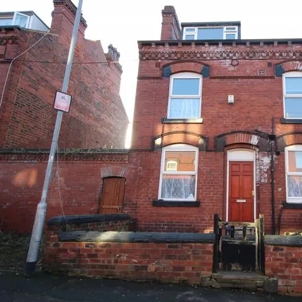Rent this 3 bed townhouse on Bayswater Terrace in Leeds, LS8 5QL