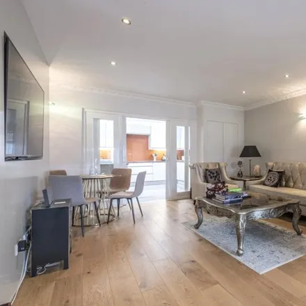 Rent this 3 bed townhouse on 84 Boston Place in London, NW1 6QH