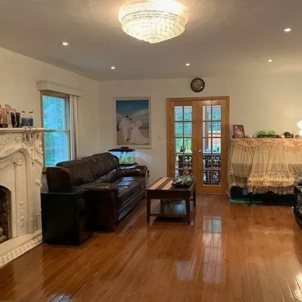 Image 3 - 240-56 Hollywood Avenue, New York, NY 11363, USA - House for sale