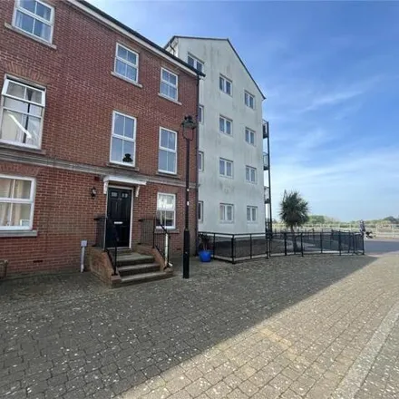 Rent this 4 bed townhouse on unnamed road in Littlehampton, BN17 5DU