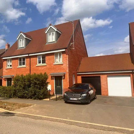 Rent this 3 bed townhouse on unnamed road in Buckinghamshire, HP18 1BA