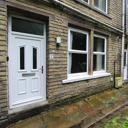 Rent this 1 bed townhouse on Stoney Royd Terrace in Halifax, HX3 9AB
