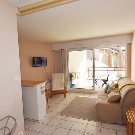 Rent this 3 bed apartment on 19 Boulevard du 5-Janvier-1945 in 17200 Royan, France