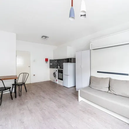 Rent this studio apartment on Ruddy in Beulah Road, London