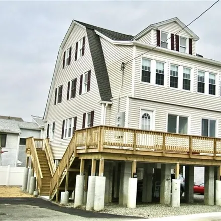 Rent this 4 bed house on 698 East Broadway in Silver Beach, Milford