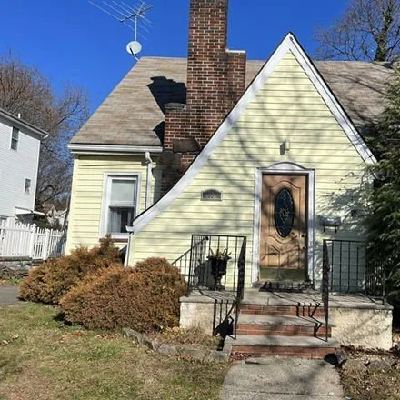 Rent this 3 bed house on Maywood Borough Hall in Park Avenue, Bergen County