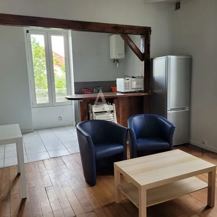 Rent this 2 bed apartment on 55 Rue Henri Barbusse in 94450 Limeil-Brévannes, France