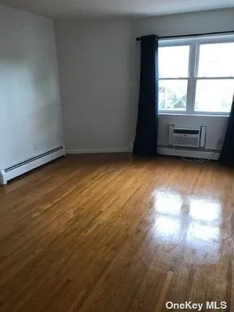Image 2 - 168-03 Cryders Lane, New York, NY 11357, USA - House for rent