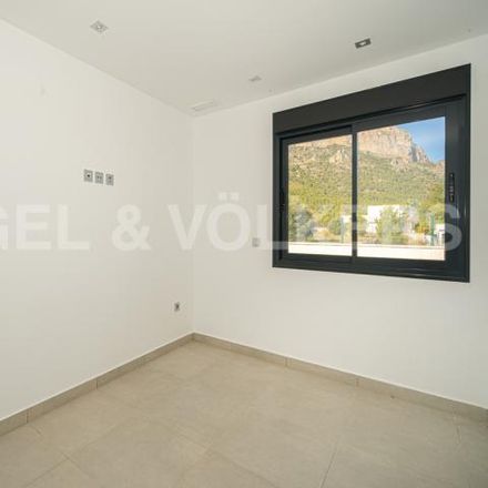 Rent this 3 bed house on Avinguda d'Alfonso Puchades in 03501 Benidorm, Spain
