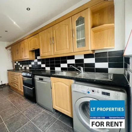 Image 7 - Garretts Mead, Luton, LU2 9BY, United Kingdom - Townhouse for rent