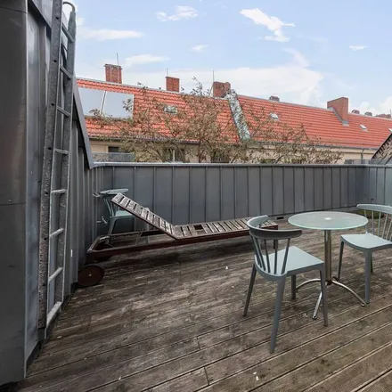 Rent this studio apartment on Kopenhagener Strasse 72