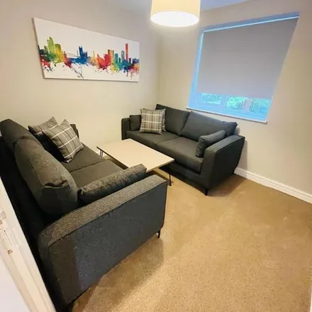 Rent this 5 bed duplex on Finchley Road in Manchester, M14 6FH