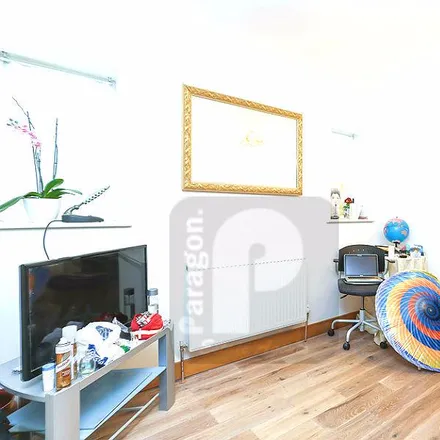 Image 7 - Pets at Home, Gunnersbury Avenue, London, W5 4LR, United Kingdom - Apartment for rent