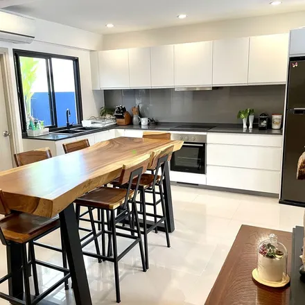 Rent this 3 bed townhouse on Soi Phatthanakan 52 in Suan Luang District, Bangkok 10250