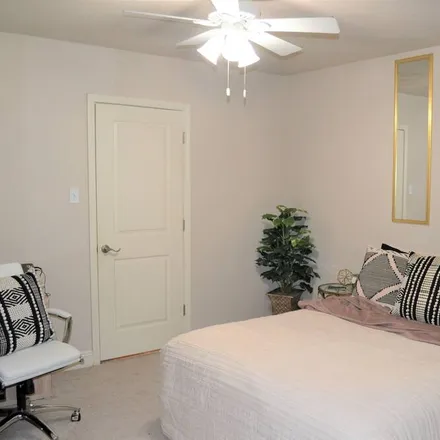 Rent this 2 bed condo on Metairie