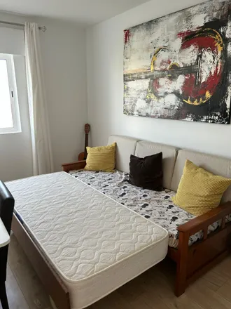 Rent this 2 bed room on R. Dr. Coutinho Pais in Paço de Arcos, Portugal