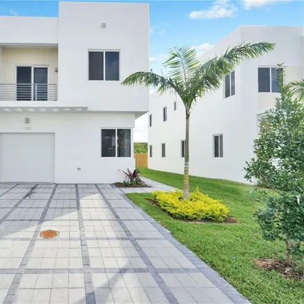 Image 2 - 7241 Northwest 102nd Place, Doral, FL 33178, USA - Townhouse for rent