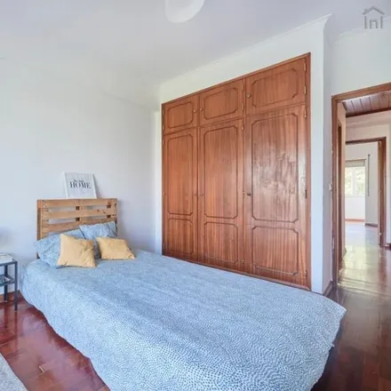 Rent this 5 bed room on Praça Capitães de Abril