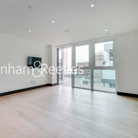 Rent this 5 bed apartment on Beaulieu House in 15 Glenthorne Road, London