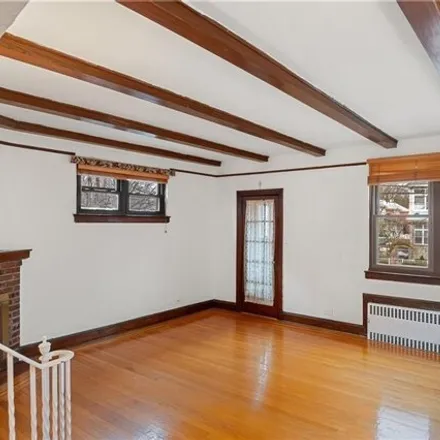 Image 8 - 2214 Morgan Avenue, New York, NY 10469, USA - House for sale