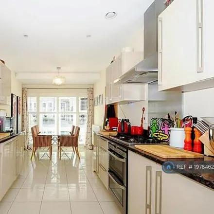 Image 3 - Romans Close, Guildford, GU1 2ST, United Kingdom - House for rent