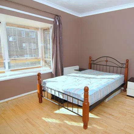 Rent this 5 bed room on 21 Ironmongers Place in Millwall, London