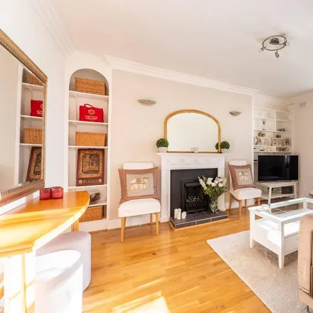 Rent this 3 bed apartment on Holland Park Avenue in London, W11 4UR