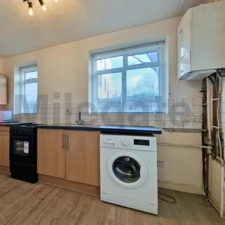 Image 3 - Tooting, Sandra Court, London, CR4 2BX, United Kingdom - Apartment for rent