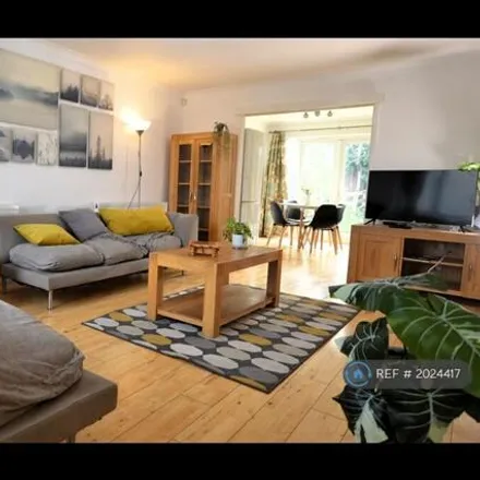 Rent this 3 bed townhouse on Turnpike Link in London, CR0 5NY