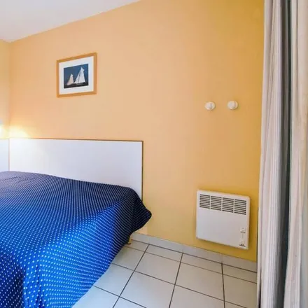 Image 5 - Saint-Raphaël, Var, France - Apartment for rent
