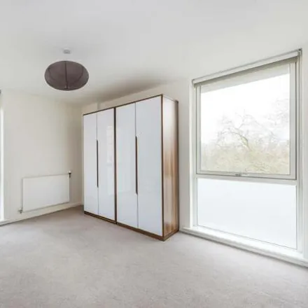Image 5 - Shanklin Court, Palmerston Road, London, W3 8FN, United Kingdom - Apartment for sale