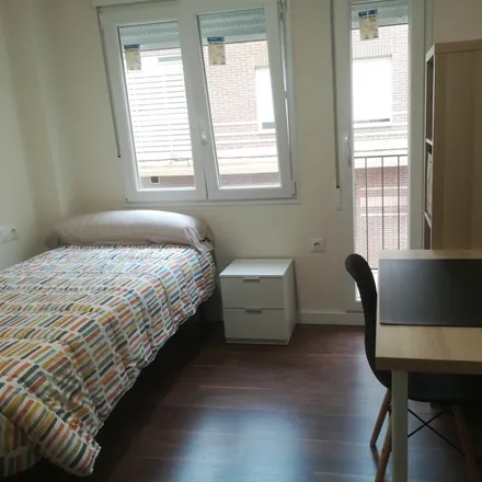 Rent this 3 bed room on Calle de Pizarro in 46100 Burjassot, Spain