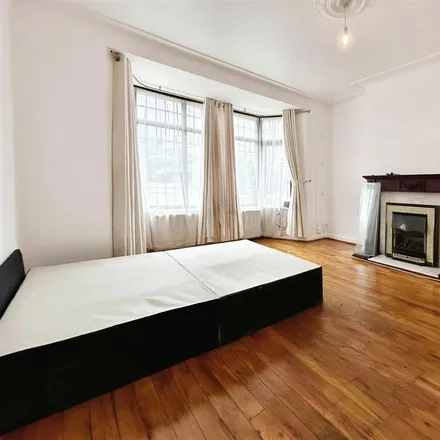 Image 5 - 57 Slades Gardens, London, EN2 7DP, United Kingdom - House for rent