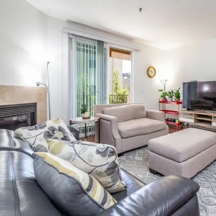Rent this 3 bed condo on 5162 Maplewood Avenue in Los Angeles, CA 90004
