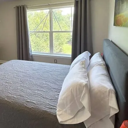 Rent this 3 bed apartment on Seneca