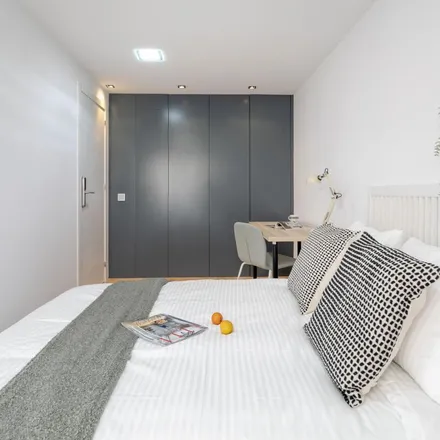 Rent this 5 bed apartment on Parking Alfonso X El Sabio in Avinguda de Jaume II / Avenida Jaime II, 03004 Alicante