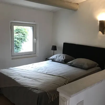 Rent this 4 bed house on 84750 Saint-Martin-de-Castillon