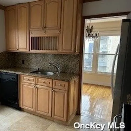 Image 3 - 215-46 23rd Road, New York, NY 11360, USA - House for rent